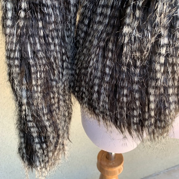 “Haoduoyi” Feathery Faux Fur Coat B&W 70s Retro XS - Picture 6 of 8